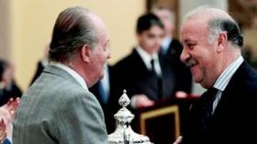 Del Bosque recibió de manos del Rey la distinción a la selección española de fútbol.