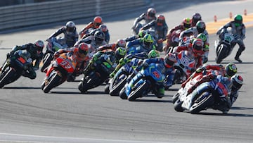 Jorge Lorenzo Movistar Yamaha MotoGP's Spanish rider (R) leads after the start of the MotoGP race of the Motul Comunidad Valenciana Grand Prix at the Ricardo Tormo racetrack in Cheste, on November 13, 2016. / AFP PHOTO / Javier SORIANO