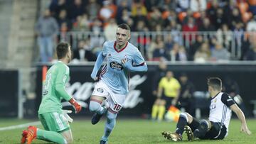 Iago Aspas celebra señalándose el escudo el 1-1 en el partido disputado por el Valencia y el Celta.