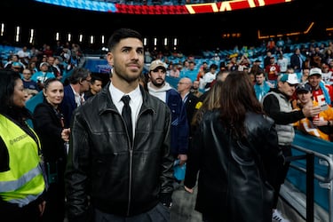 Marco Asensio asiste al partido de la NFL que disputan los Miami Dolphins contra los Washington Commanders en el Estadio Santiago Bernabéu. 
