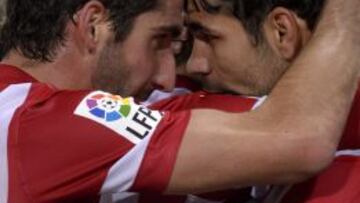 Raúl García se abraza con Diego Costa después de que el hispano-brasileño marcase un gol.