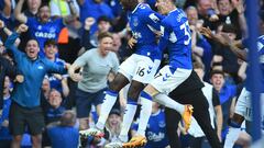 Doucouré celebra el gol que mantiene al Everton un año más en la Premier League.