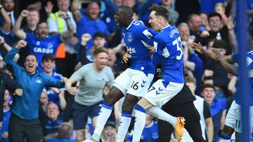 Doucouré celebra el gol que mantiene al Everton un año más en la Premier League.