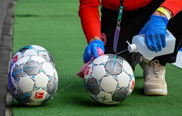 Desinfección de los balones antes del inicio del encuentro entre el Fortuna y el Paderborn.