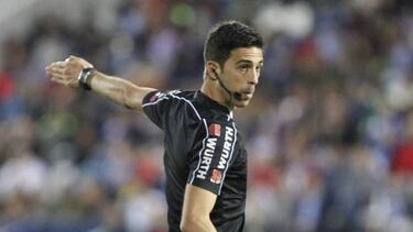 El ¨¢rbitro del gol fantasma en el Villamar¨ªn, el mejor del a?o
