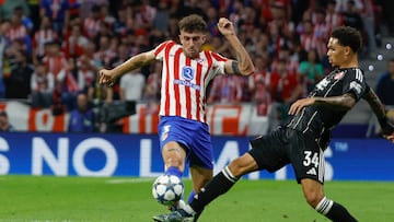 MADRID, 30/09/2025.- El lateral del Atlético de Madrid Matteo Ruggeri (i) lucha con Nnamdi Collins, defensa del Eintracht de Fránkfurt, durante el partido de Liga de Campeones que Atlético de Madrid y Eintracht de Fránkfurt disputan hoy martes en el estadio Metropolitano, en Madrid. EFE/Sergio Pérez