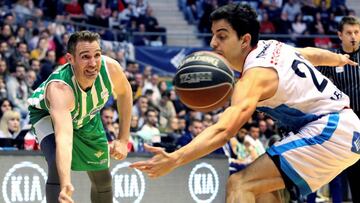 GRAF6092. SANTIAGO DE COMPOSTELA, 12/05/2018.- El escolta del Real Betis,Txemi Urtasun (i) lanza un balón ante la oposición del escolta del Obradoiro, David Navarro (d), durante el encuentro de la Liga ACB que se celebra esta tarde en el Mul