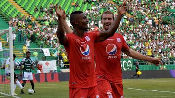 Héctor Quiñones y Fernando Aristeguieta celebrando el autogol de Francisco Delorenzi en el clásico entre Deportivo Cali y América por Liga Águila.