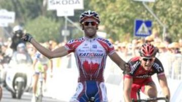 <b>TRIUNFO DE PRESTIGIO. </b>Dani Moreno celebra su victoria sobre Van Avermaet (derecha) y Paolini.