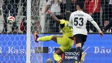 Soccer Football - Super Lig - Besiktas v Fenerbahce - Tupras Stadyumu, Istanbul, Turkey - November 2, 2025 Fenerbahce's Jhon Duran scores their third goal REUTERS/Murad Sezer