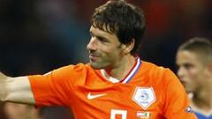 Ruud Van Nistelrooy celebra el tanto anotado a Italia