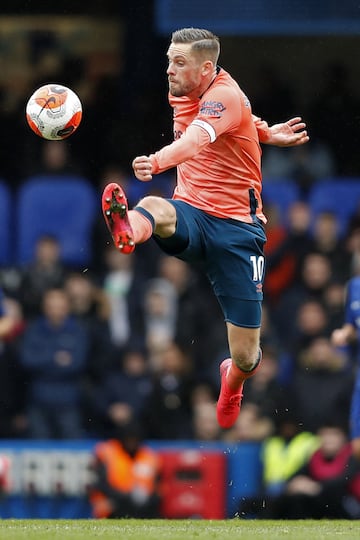 James Rodríguez abandonaría el Real Madrid en el Mercado de Verano. El colombiano es pretendido por clubes como Arsenal, Everton, Wolverhampton y Manchester United. Esta sería su competencia en la mitad de la cancha de estos equipos. 