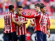 Armando 'La Hormiga' González festeja con sus compañeros de Chivas un gol durante el partido de la Jornada 3 ante Querétaro.