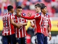 Armando 'La Hormiga' González festeja con sus compañeros de Chivas un gol durante el partido de la Jornada 3 ante Querétaro.