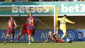 Mascherano, ante Adrián.