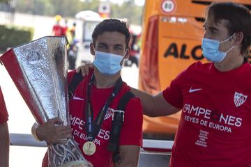 El capitán el entrenador del conjunto sevillista posando con la copa. 