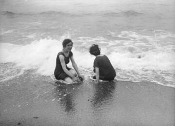 Imagen de 1916 de dos muchachas en la playa. 