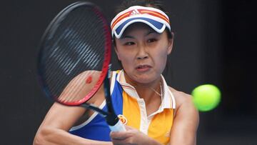 La tenista china Shuai Peng devuelve una bola durante su partido ante Monica Nicolescu en el China Open de Pek&iacute;n de 2017.