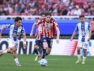 Elias Montiel (L) of Pachuca fights for the ball with Brian Gutierrez (R) of Guadalajara during the 1st round match between Guadalajara and Pachuca as part of the Liga BBVA MX, Torneo Clausura 2026 at Akron Stadium, on January 10, 2026 in Guadalajara, Jalisco, Mexico.