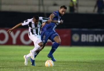 QUI11. MANTA (ECUADOR), 07/05/2015.- Emanuel Herrera (d) del Emelec de Ecuador disputa el balón con Farid Díaz del Atlético Nacional de Colombia hoy, jueves 7 de mayo de 2015, durante un partido por la Copa Libertadores en el estadio Jocay en Manta (Ecuador). EFE/José Jácome