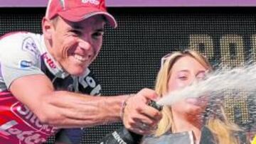 <b>CELEBRACIÓN. </b>El belga Gilbert descorcha la botella de cava en el podio: ganó la etapa en Anagni.