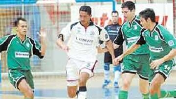 <b>ACORRALADO.</b> Goda, del Lobelle, rodeado de jugadores del Interviú.