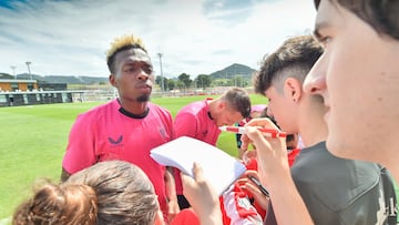 17/07/24 PRETEMPORADA ATHLETIC DE BILBAO
ENTRENAMIENTO
ALVARO DJALO FIRMANDO AUTOGRAFOS SEGUIDORES