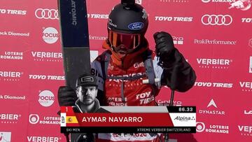 El esquiador aranés Aymar Navarro celebra con el puño en alto los 86.33 puntos de su bajada en Verbier (Suiza) durante la final del Freeride World Tour 2021. Como indica el rótulo, le situaba en el hotseat.