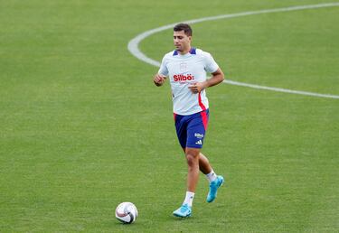 Rodri con el balón durante el entrenamiento. 