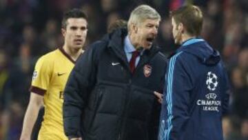 Wenger protesta al cuarto árbitro después de la expulsión de Van Persie.