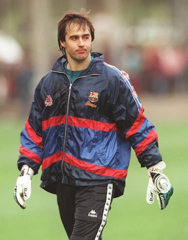 La temporada 94/95 ficha por el Fútbol Club Barcelona, permaneció hasta 1997 y tan solo jugó 5 partidos.