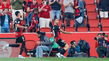 PALMA, 10/05/2025.-El centrocampista del Mallorca Sergi Darder celebra su gol contra el Valladolid, durante el partido de la jornada 35 de LaLiga EA Sports entre el Mallorca y el Valladold, este sábado en el Estadi Mallorca Son Moix en Palma.-EFE/ Cati Cladera
