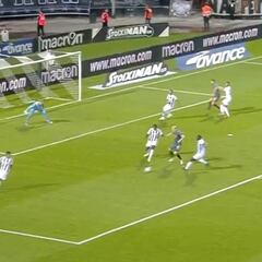 Crea peligro hasta sin tocarla: vean lo último de Van de Beek