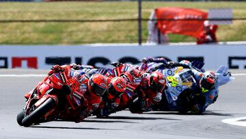Marc Márquez lidera con la Ducati el grupo de cabeza de MotoGP en Silverstone.
