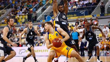 Gal Mekel, ante Chane Behanan en el partido entre Herbalife Gran Canaria y el Trento.