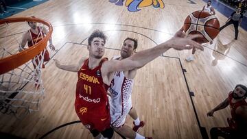 Juancho Hernang&oacute;mez tapona a Bogdanovic durante el partido entre Espa&ntilde;a y Croacia.