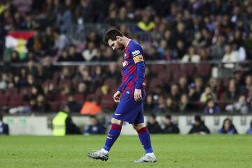 El 25 de agosto llegaba una de las noticias más inesperadas del 2020. Leo Messi enviaba un burofax al Barça para comunicarle que quería acogerse a la cláusula que le permitía rescindir unilateralmente su contrato al final de cada temporada, aunque el Barça dijo que esa cláusula expiraba el 10 de junio, por lo que su precio en el mercado sería de 700 millones. La decisión de marcharse parecía definitiva. El Barça confirmó que había recibido el burofax del jugador y respondió con otro en el que le pide que continúe en el club y que acabe su carrera como blaugrana. Esta petición de Messi de salir del club de su vida y que al final no le sirvió para irse a otro equipo, sigue en el pensamiento de los culés. En la última entrevista de Messi con el periodista Jordi Évole se mostró convincente y aseguró que no se arrepentía del burofax: "Sí, es una manera de oficializarlo. Yo lo venía diciendo en los últimos seis meses, le dije al presidente que me iba, que me ayudara. Y él siempre que no y no. Era una manera de decir que me quiero ir en serio, era una manera de hacerlo oficial al club y que lo sepan".