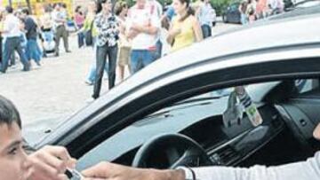 <b>ESPERADO. </b>Varias decenas de aficionados esperaron a Kanouté para cazar su autógrafo.