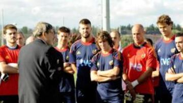 <b>ÁNIMOS DE LISSAVETZKY. </b>El secretario de Estado para el Deporte acudió a Las Rozas a despedir a la Selección, infundió muchos ánimos y apostó por La Roja.