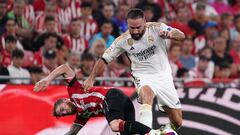 Carvajal disputa un balón con Muniain durante el Athletic - Real Madrid.