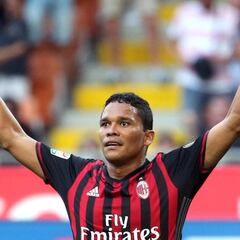 Bacca regresa y entrena con el Milan ante la mirada del Sevilla