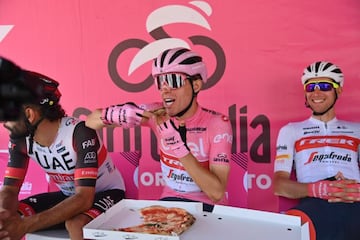 Juanpe López come pizza antes de la salida del Giro en Nápoles.