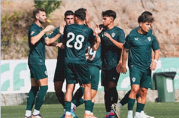 Los jugadores del Almería celebran el gol de Baptistao al Algeciras.