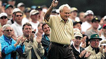 <b>ACLAMADO.</B> Arnold Palmer se retira entre ovaciones cuando acabó su participación en el Masters 2002.