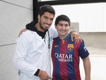 El delantero charrúa le dio felicidad a un pequeño llamado Mateoa través de una videoconferencia, aunque también ha asistido personalmente a fundaciones como Pérez Scremini para sorprender a algunos jóvenes