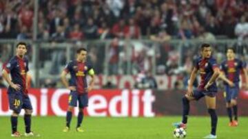 Messi, Xavi y Alexis se disponen a sacar de centro tras uno de los goles del Bayern.