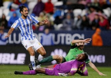 El centrocampista argentino del Celta de Vigo Augusto Fernández chuta ante el defensa del Málaga Marcos Alberto Angeleri y el portero camerunés Idriss Carlos Kameni.