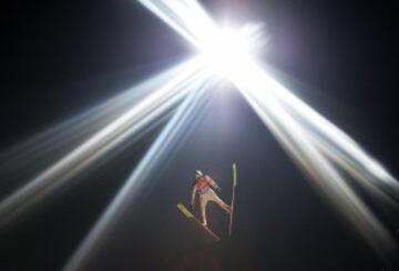 El noruego Kenneth Gangnes durante la competición de Bischofshofen (Austria) dentro del torneo de los Cuatro Trampolines de salto de esquí. 