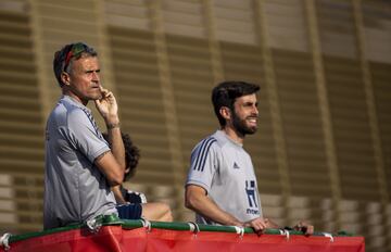 Luis Enrique y Rafael Pol Cabanellas, preparador físico, observan el entrenamiento desde un andamio. 