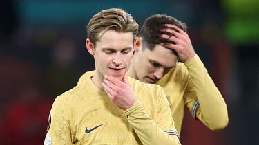 Soccer Football - Europa League - Play-Off Second Leg - Manchester United v FC Barcelona - Old Trafford, Manchester, Britain - February 23, 2023 FC Barcelona's Frenkie de Jong looks dejected after the match REUTERS/Carl Recine